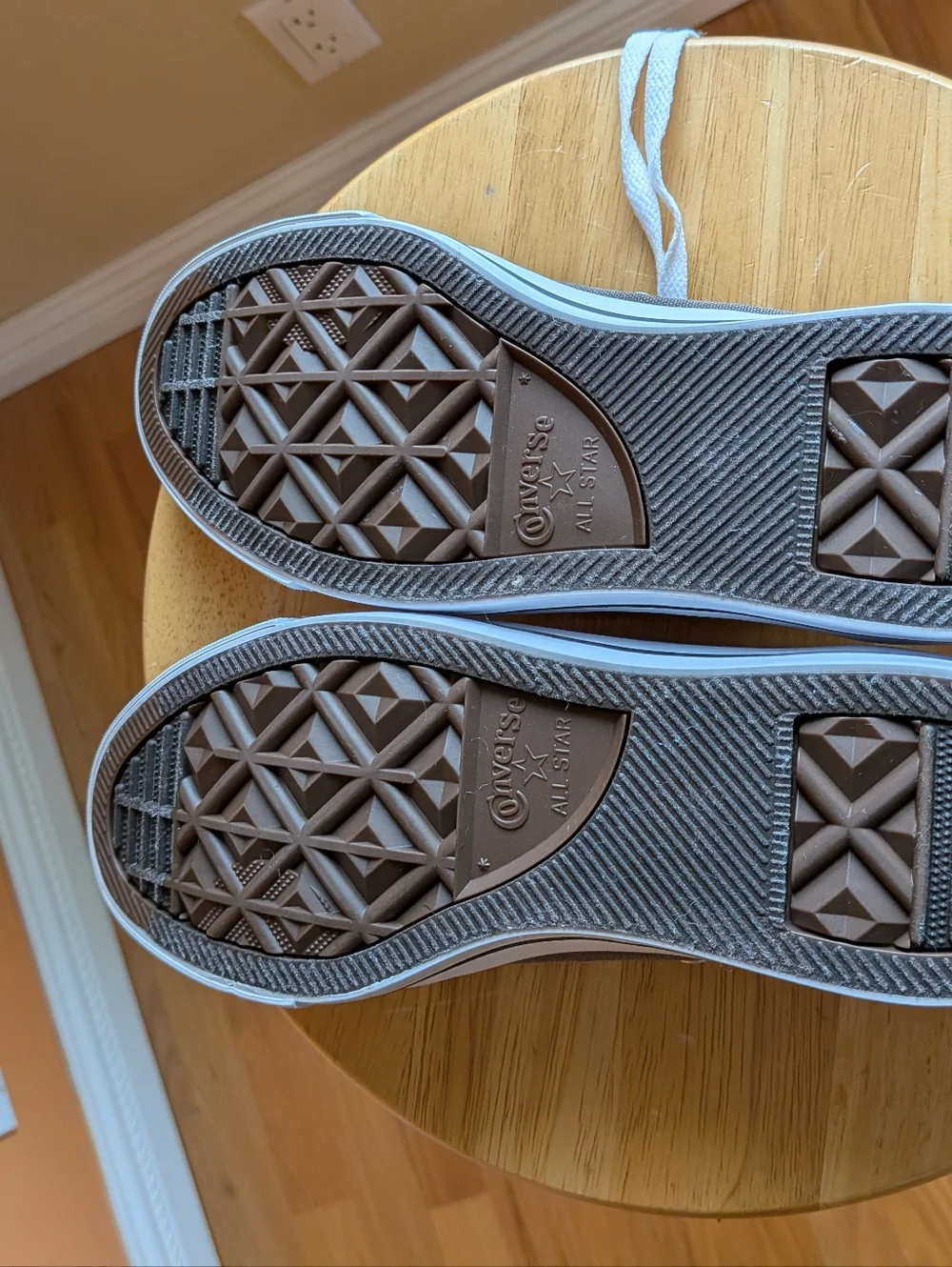 Converse Women’s Chuck Taylor Low Top Sneakers - Brown & White Size 8 - Picture 6 of 10